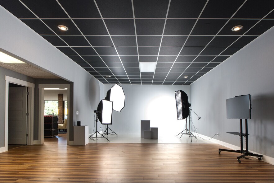 More Photos Of 2024 28th St SW, Wyoming Office For Sale