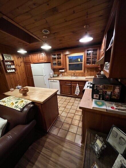 More Photos Of 690-692 State Route 66, Leechburg General Retail For Sale