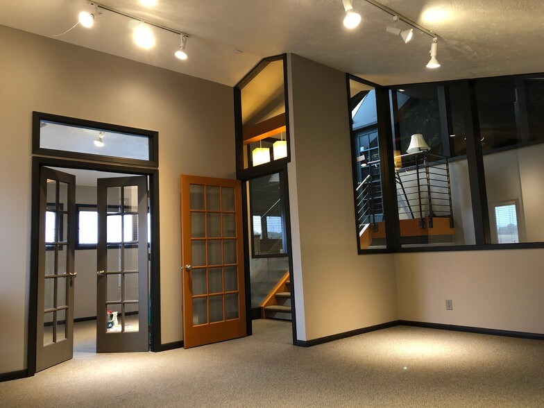 More Photos Of 1026-1028 E Riverside Blvd, Loves Park Office For Lease