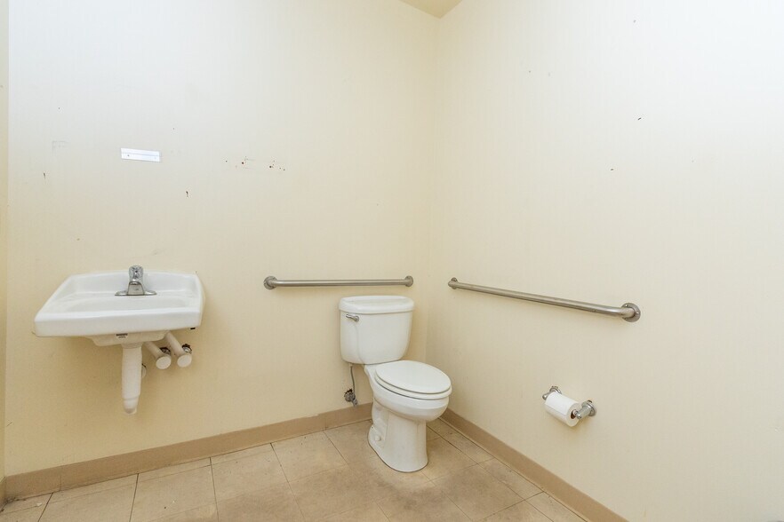 More Photos Of 1592 Sandifer Blvd, Seneca Freestanding For Lease