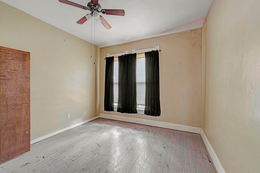 More Photos Of 122 W Main St, Florence Storefront For Sale