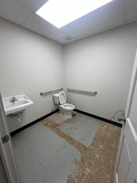 More Photos Of 2121 Meridian Ave, Huntsville Flex For Lease