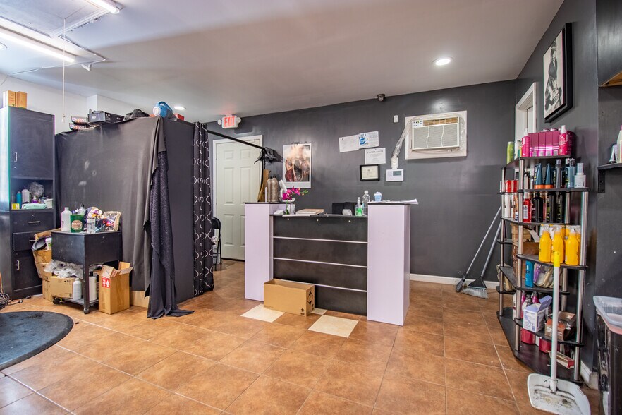 More Photos Of 518 Mill Ave, Conroe General Retail For Sale