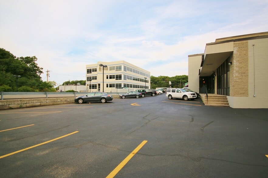 More Photos Of 82 Newbury St, Peabody Restaurant For Lease