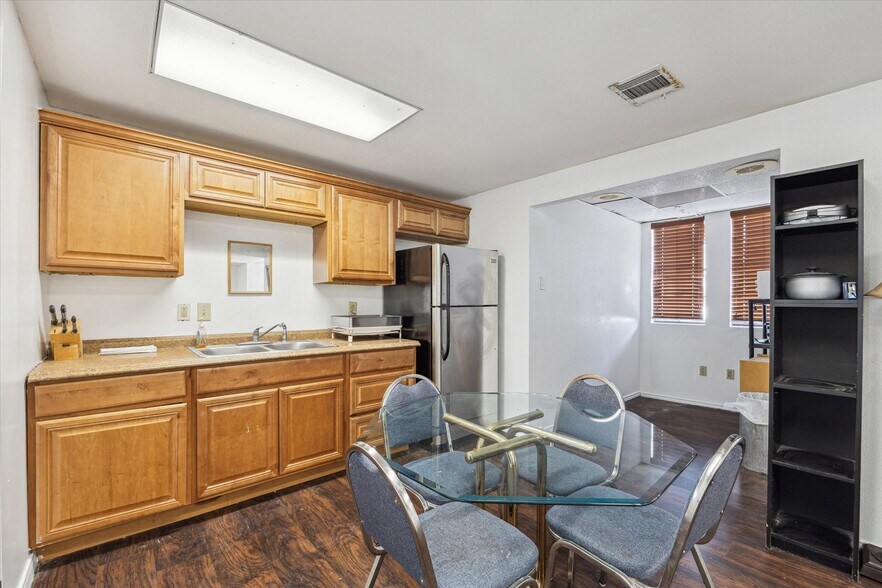 More Photos Of 6910 Bellaire Blvd, Houston Office For Sale