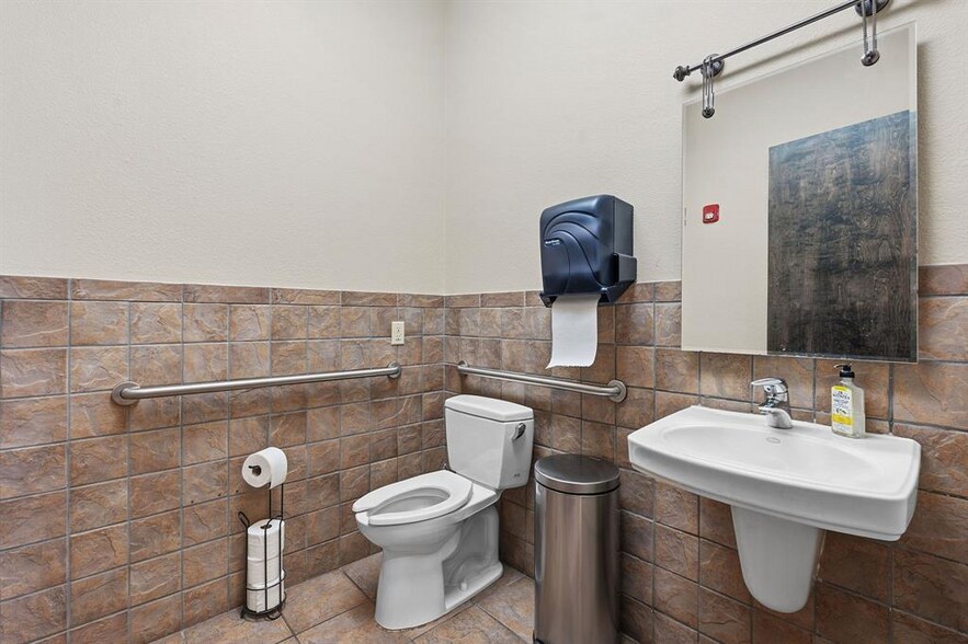 More Photos Of 5900 Southwest Pky, Austin Medical For Sale