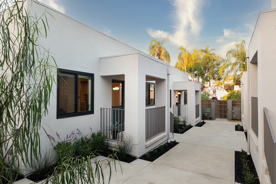 More Photos Of 2016-2022 N Vista del Mar Ave, Los Angeles Apartments For Sale