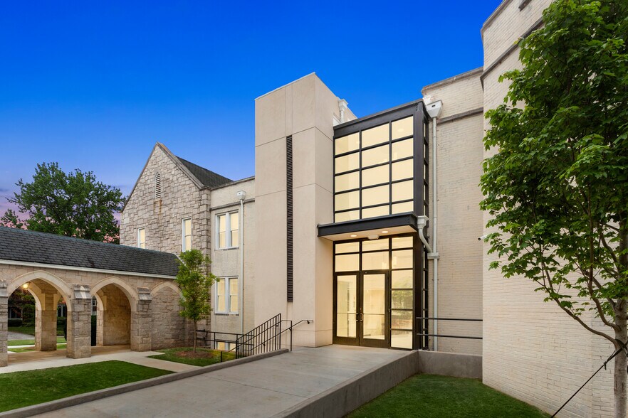 More Photos Of 312 Sycamore St, Decatur Office For Sale