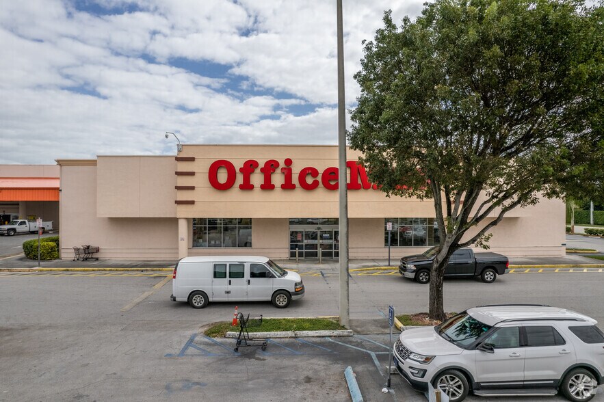 More Photos Of 13595-8521 S Dixie Hwy, Pinecrest Bank For Lease