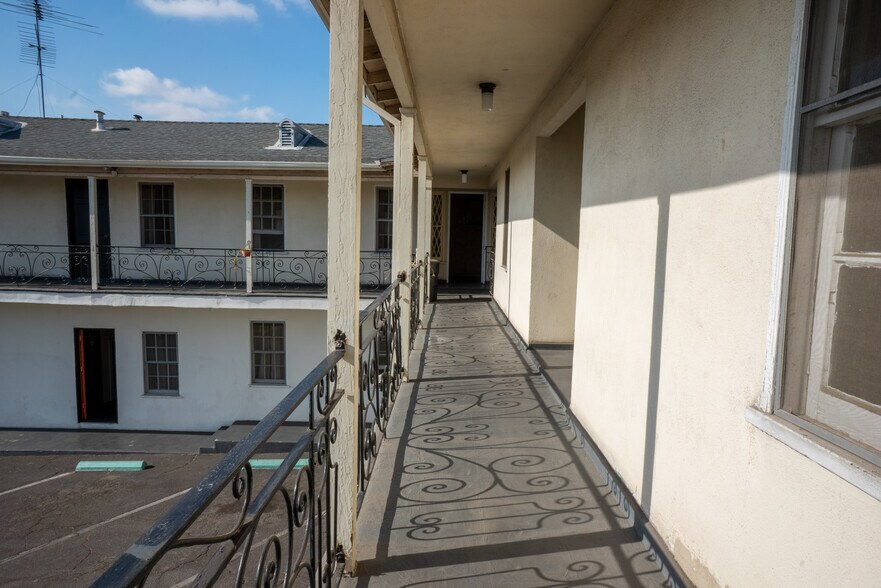 More Photos Of 5251 Hollywood Blvd, Los Angeles Hotel For Sale