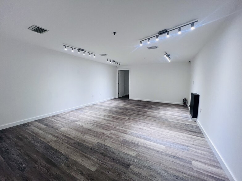 More Photos Of 7500 NW 25th St, Miami Office For Sale
