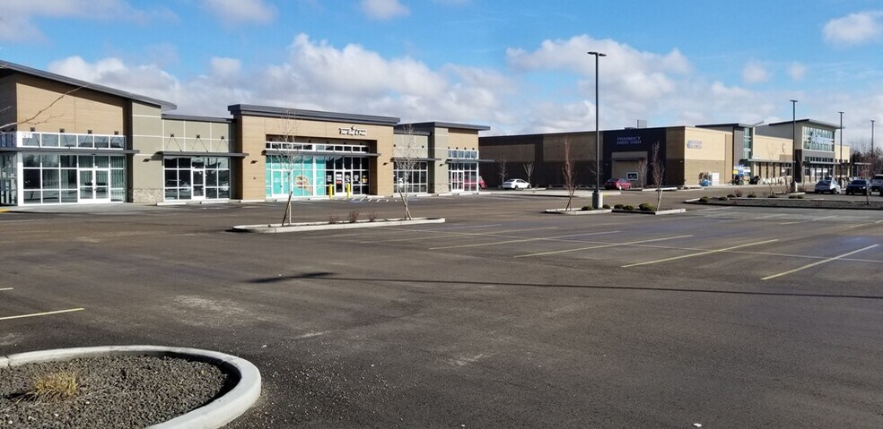 More Photos Of 200 N Highbrook Way, Star Restaurant For Lease