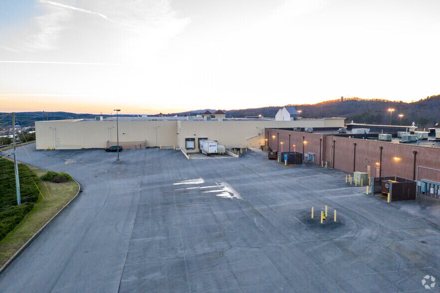 More Photos Of 5000-5084 Pinnacle Sq, Birmingham Storefront For Lease