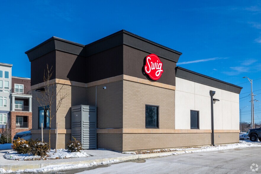 Primary Photo Of 390 NW Chipman Rd, Lee's Summit General Retail For Sale