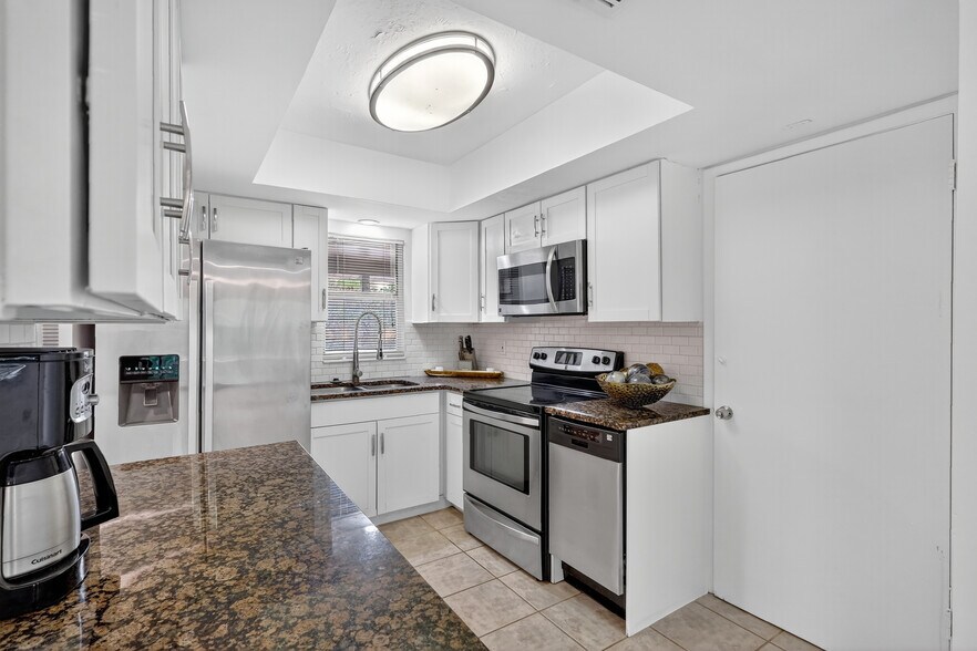 More Photos Of 1884 Southpointe Dr, Sarasota Apartments For Sale