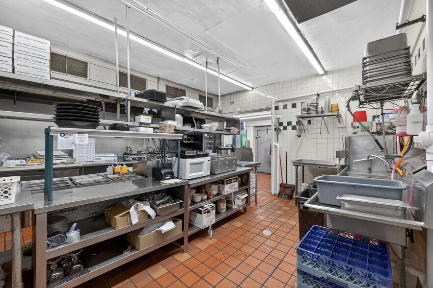 More Photos Of 8713 Gravois Rd, Saint Louis Restaurant For Lease