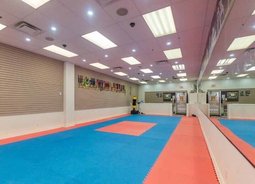 More Photos Of 3045 Southcreek rd, Mississauga Auto Dealership For Sale