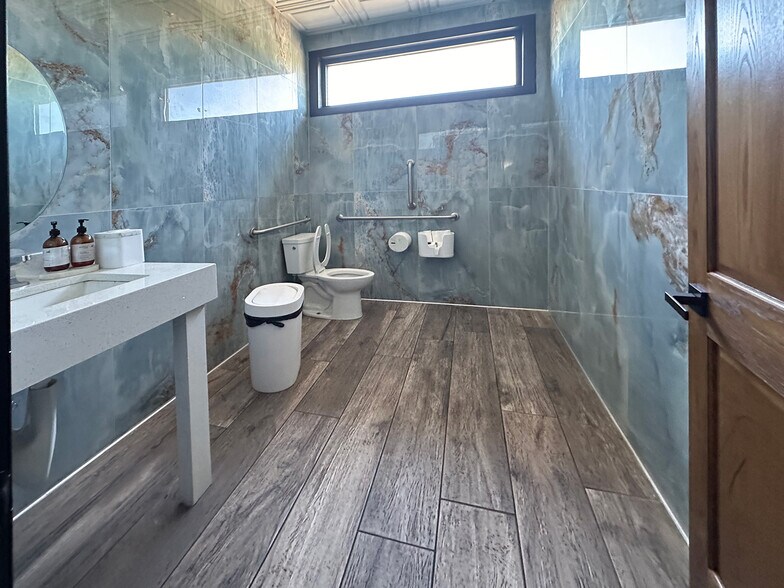 More Photos Of 2590 Freeway Blvd, Brooklyn Center Restaurant For Sale