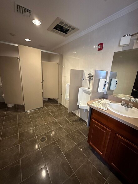 More Photos Of 25 Nassau Ln, Island Park Office For Lease