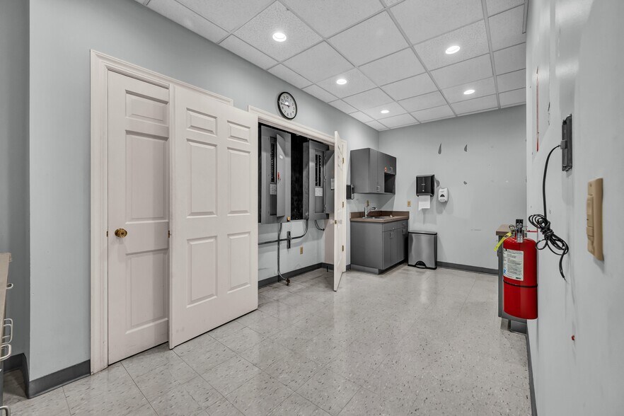 More Photos Of 11 Mile Hill Rd, Newtown Office For Sale