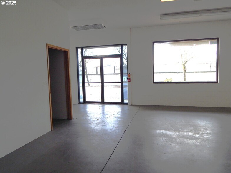 More Photos Of 330 NE Garden Valley Blvd, Roseburg Freestanding For Lease