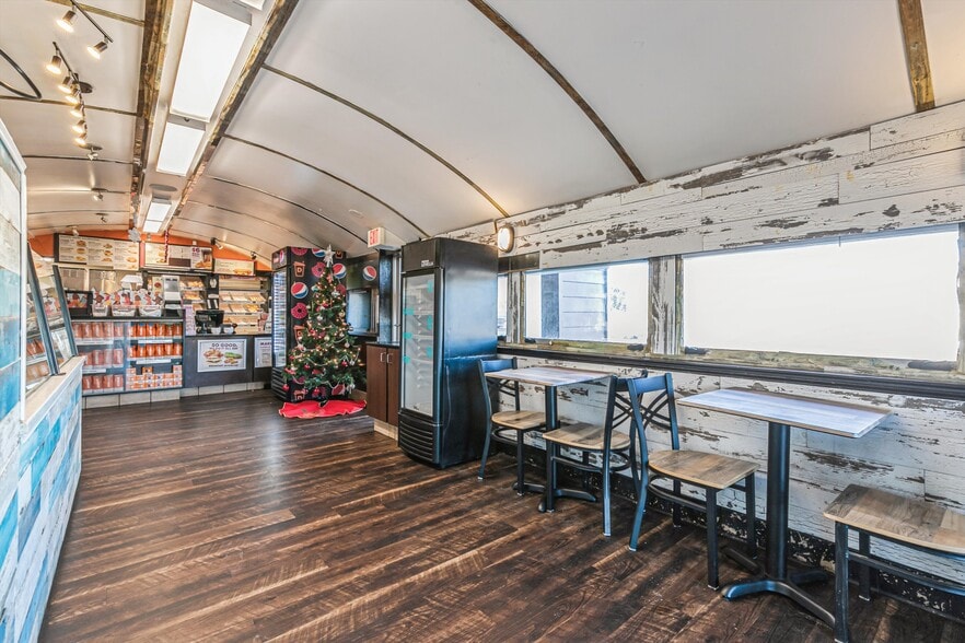 More Photos Of 20 County Road 39, Southampton Restaurant For Lease