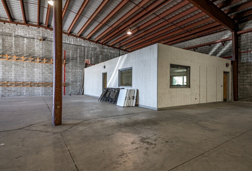 More Photos Of 2332 N Walgreens St, Flagstaff Warehouse For Lease