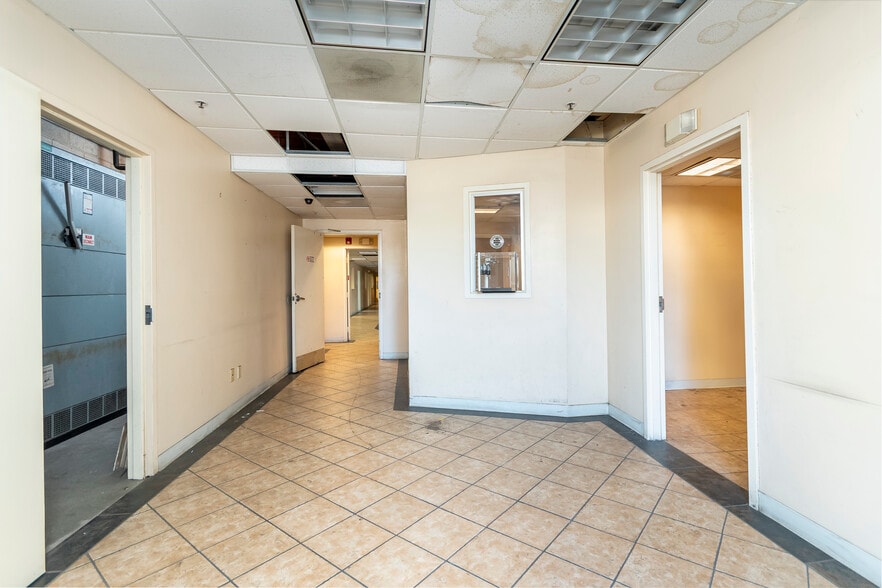 More Photos Of 425 N Varney St, Burbank Manufacturing For Lease