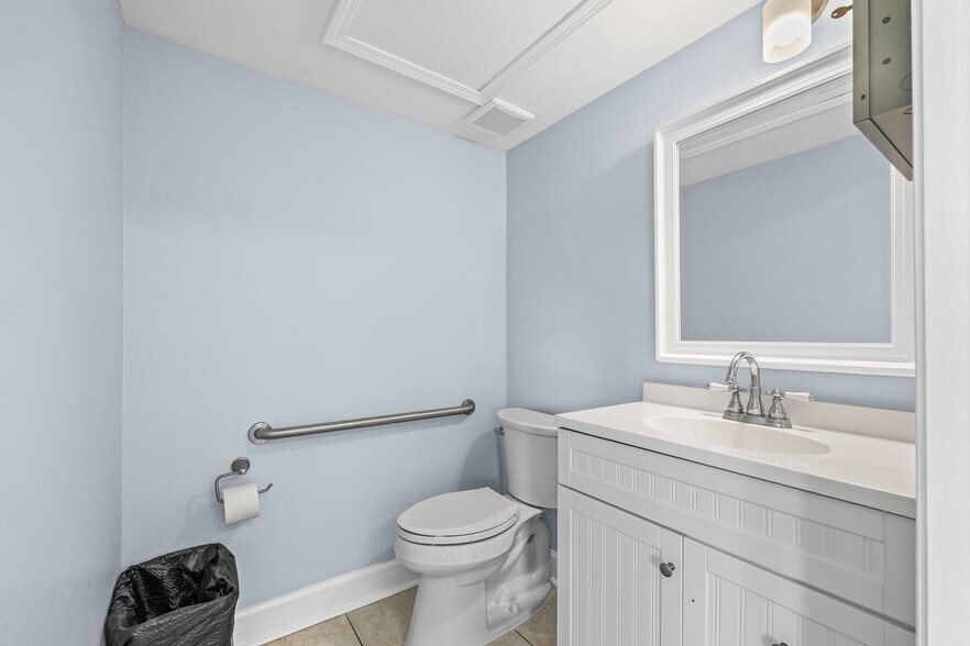 More Photos Of 913 Gulf Breeze Pky, Gulf Breeze General Retail For Sale