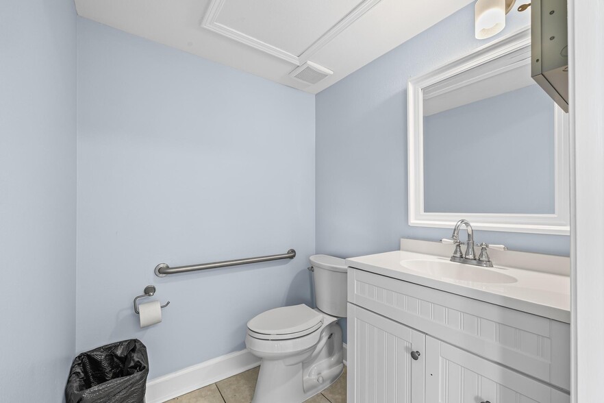 More Photos Of 913 Gulf Breeze Pky, Gulf Breeze General Retail For Sale