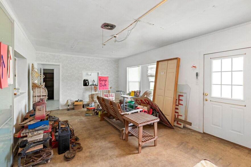 More Photos Of 805 N Magnolia Ave, Luling Flex For Sale