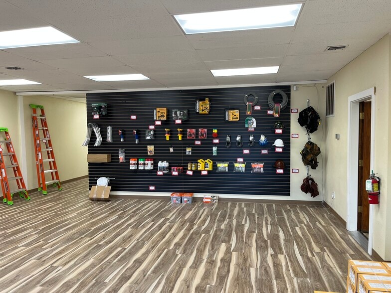 More Photos Of 507 N Everett St, Kennewick Flex For Lease