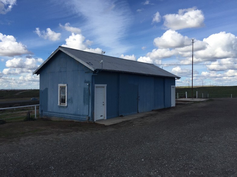 More Photos Of 18400 Highway 65, Bakersfield Warehouse For Lease