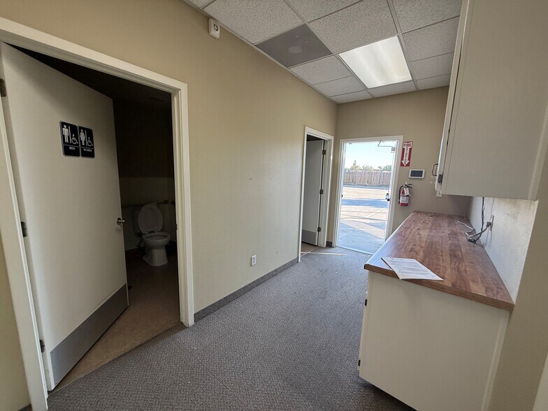 More Photos Of 1413 Bailey Dr, Hanford Office For Lease