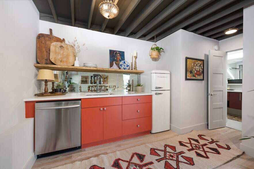 More Photos Of 1123 E 11th St, Austin Hotel For Sale