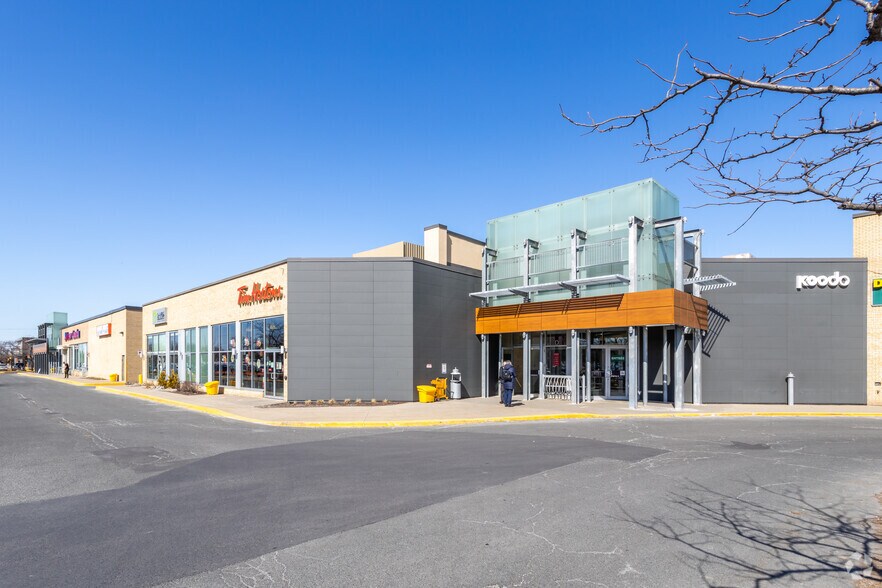 More Photos Of 999-1001 Boul De Montarville, Boucherville Storefront Retail Office For Lease