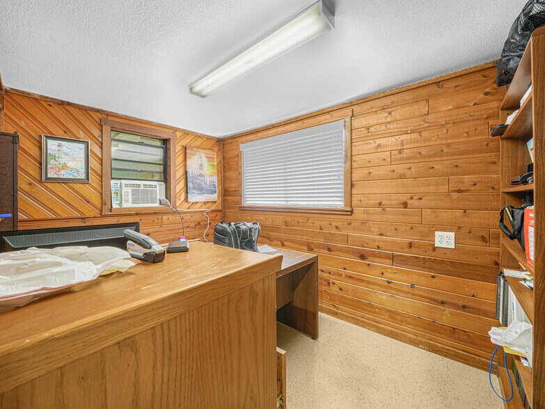 More Photos Of 112 N Poplar Ave, Sanford Flex For Lease