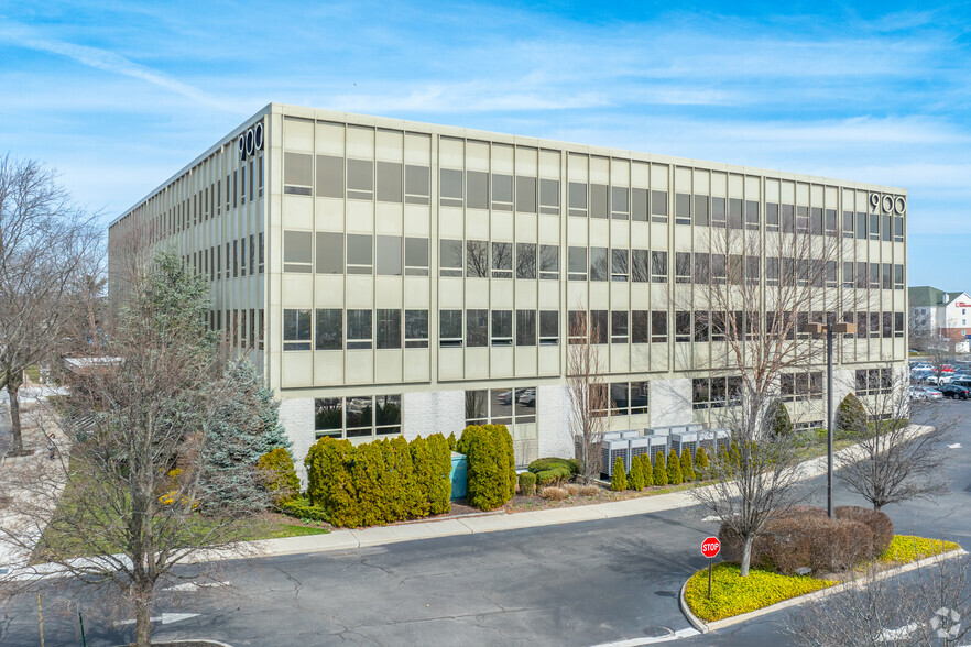 Primary Photo Of 900 Merchants Concourse, Westbury Office For Lease