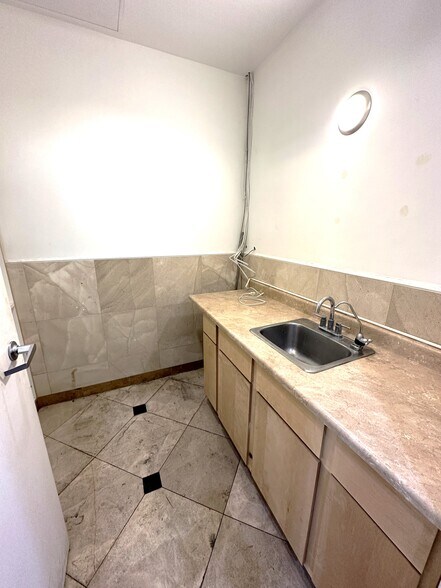 More Photos Of 3680 Wilshire Blvd, Los Angeles Health Club For Lease