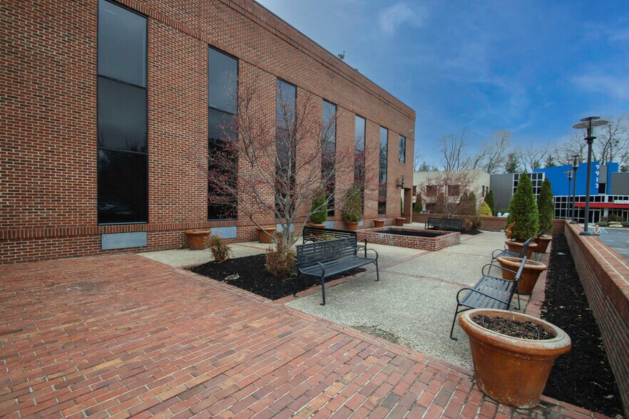 More Photos Of 9911 Shelbyville Rd, Louisville Office For Sale
