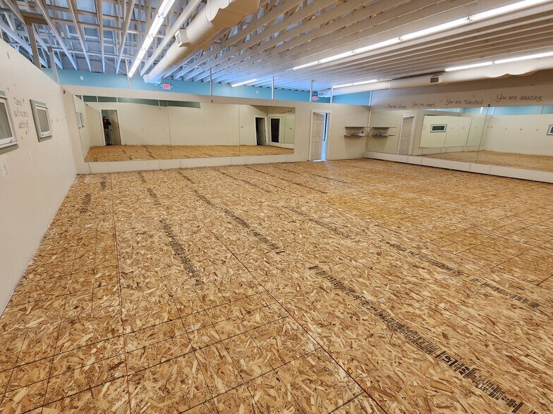 More Photos Of 4013-4015 Lien Rd, Madison General Retail For Lease