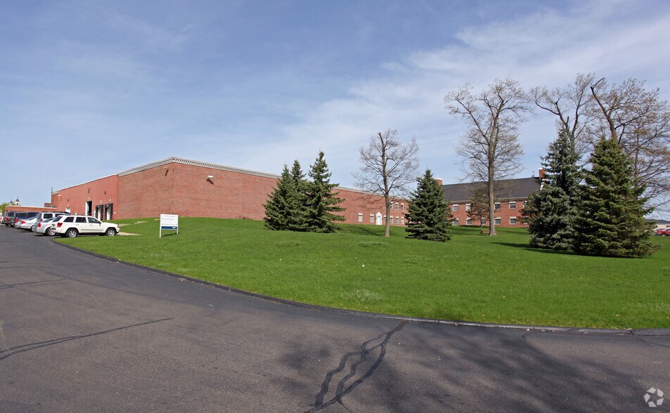 More Photos Of 3300 University Dr, Auburn Hills Office For Lease