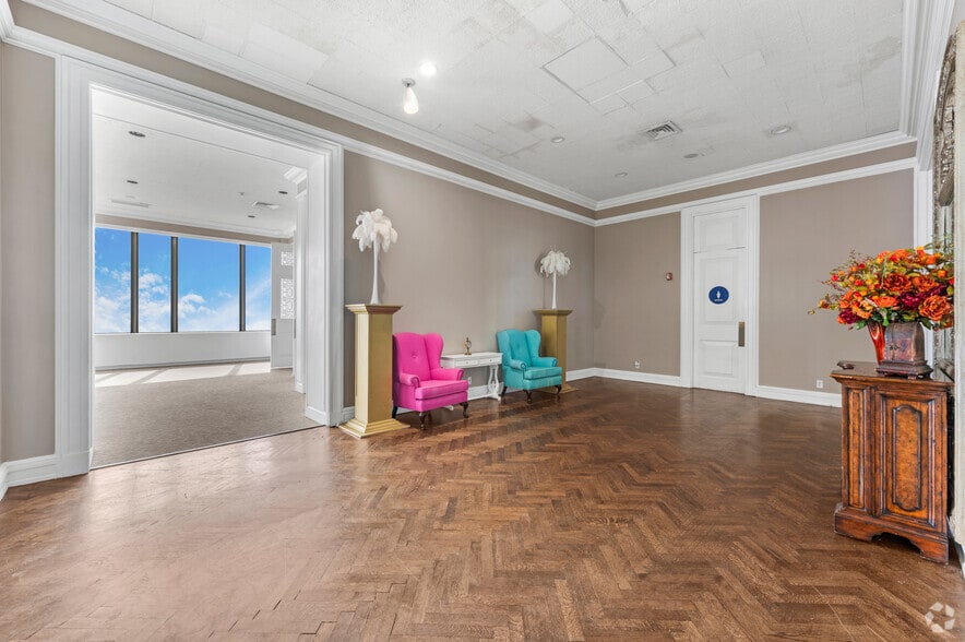 More Photos Of 400 S Zang Blvd, Dallas Office For Lease