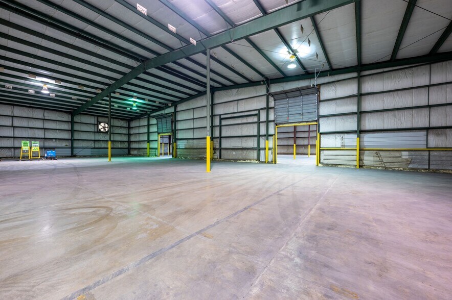 More Photos Of 701 N K Ave, Vinton Industrial For Lease