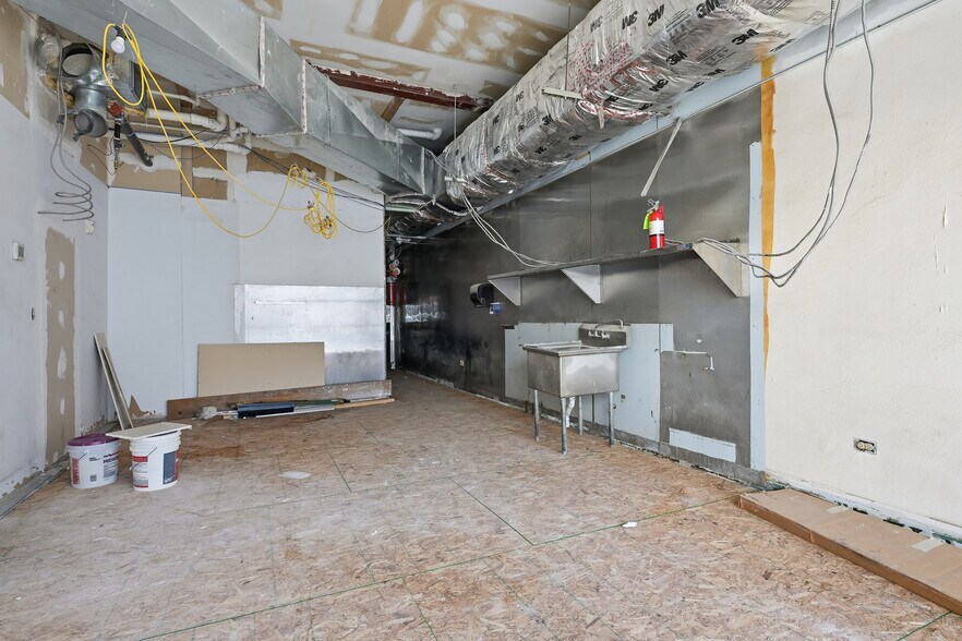 More Photos Of 833 N Market St, Wilmington Storefront Retail Residential For Sale