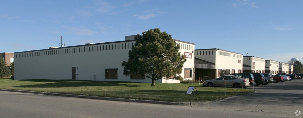More Photos Of 8800-8840 7th Ave N, Golden Valley Warehouse For Lease