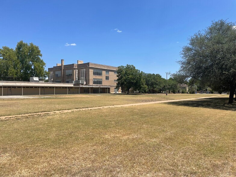 More Photos Of 216 E College St, Seguin Flex For Sale