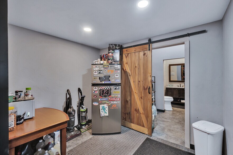 More Photos Of 7168 N Government Way, Dalton Gardens Warehouse For Sale