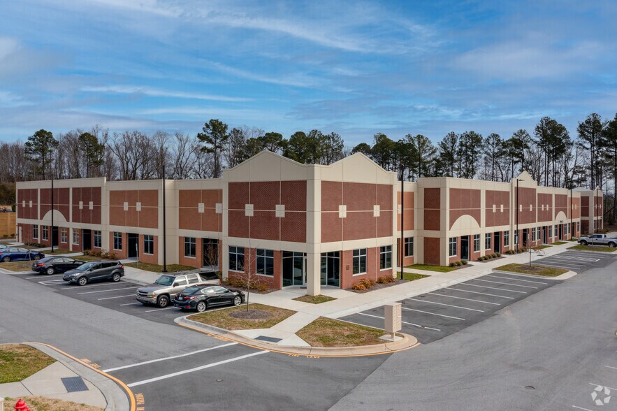 More Photos Of 3400 Apex Peakway, Apex Unknown For Lease