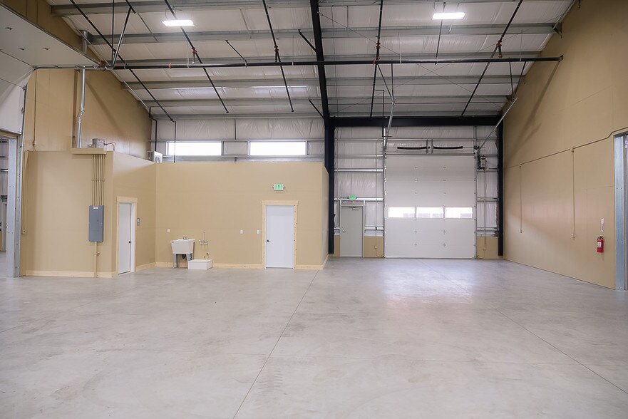 More Photos Of 4620 SW 23rd St, Redmond Warehouse For Lease